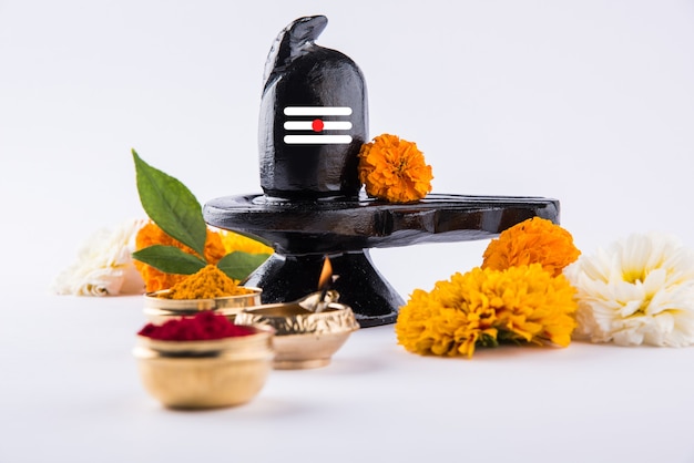 Shiva Linga ozdobiona kwiatami i bel patra lub liściem i haldi kumkum dla Pooja lub wielbienia Pana Shivy lub Shankara bhagwana