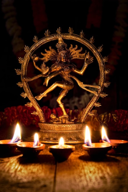 Shiva Nataraja z światłami Diwali