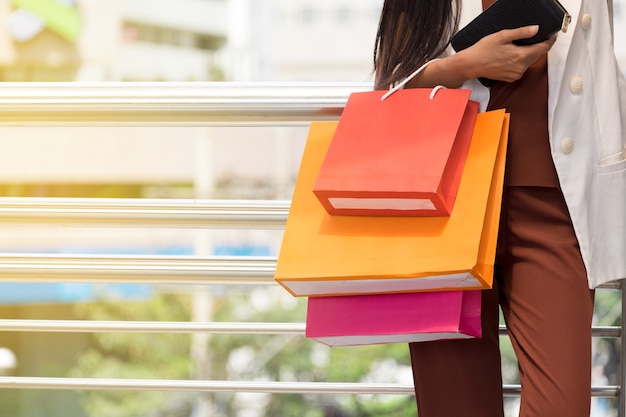 Shopaholic kobieta trzymać torbę na zakupy