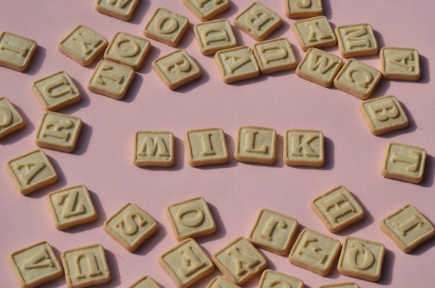 Zdjęcie shortbread cukrowe ciasteczko litery alfabetu piszące słowo m i l k