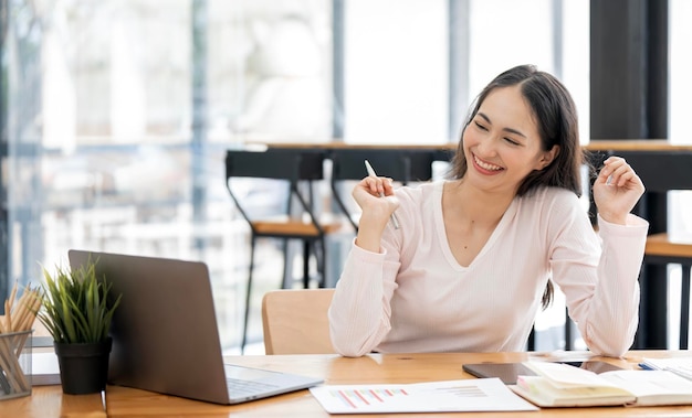 Shot Happy Businesswoman Siedzi Przy Biurku Za Swoim Laptopem Iu?miecha Si? Z Dobrymi Wiadomo?ciami Podczas Pracy W Domu Home Office