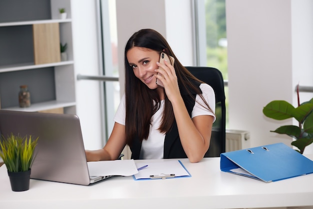 Shot of atrakcyjne m? Ode businesswoman pracy na laptopie w swoim miejscu pracy