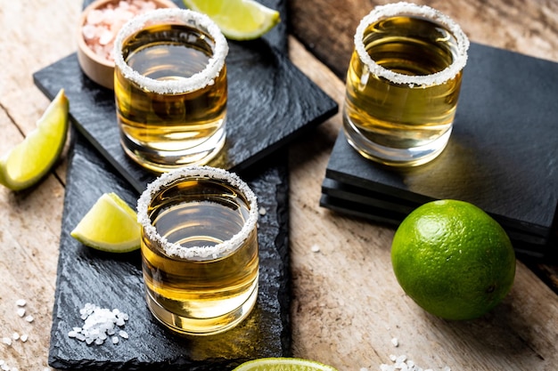 Shoty tequili z solą i limonką Meksykański napój narodowy Złoty shoty tequili Meksykański napój narodowy widok z góry