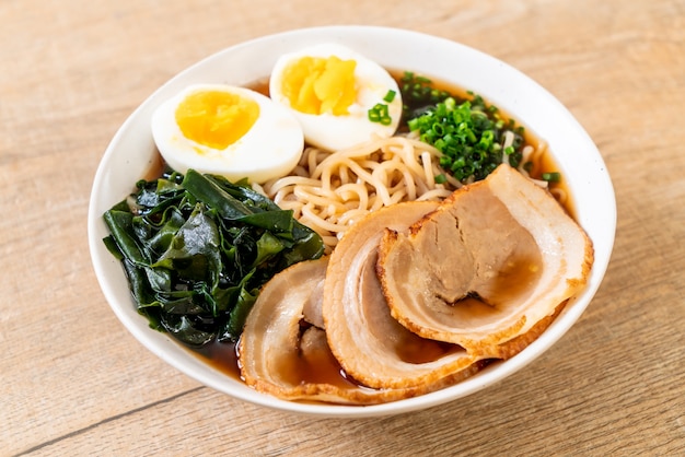 Shoyu ramen makaron z wieprzowiną i jajkiem