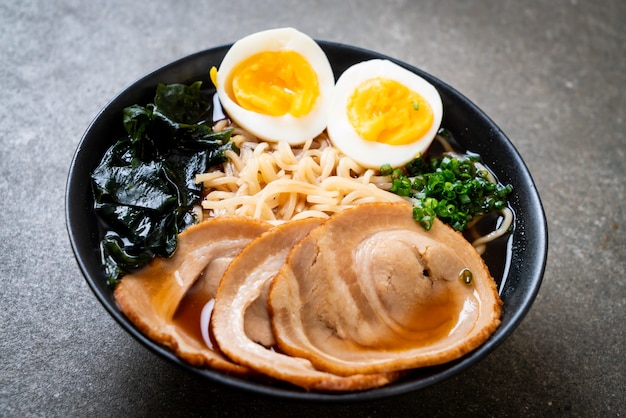 Shoyu ramen makaron z wieprzowiną i jajkiem