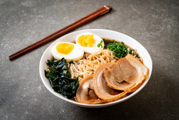 Shoyu ramen makaron z wieprzowiną i jajkiem