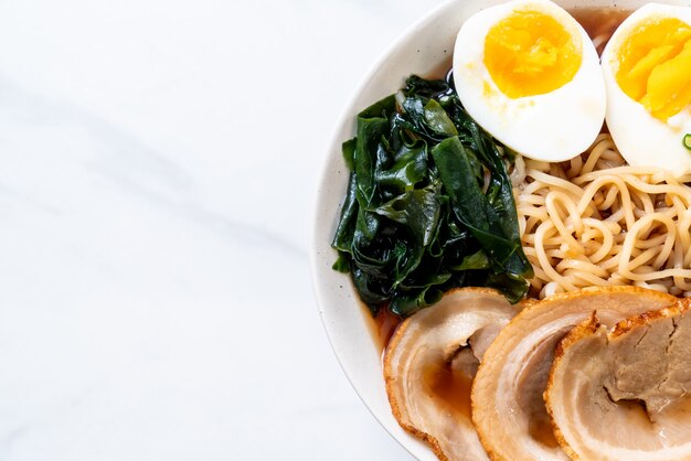 Shoyu ramen makaron z wieprzowiną i jajkiem