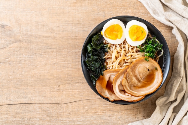 Shoyu ramen makaron z wieprzowiną i jajkiem