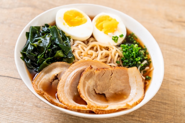 Shoyu ramen makaron z wieprzowiną i jajkiem