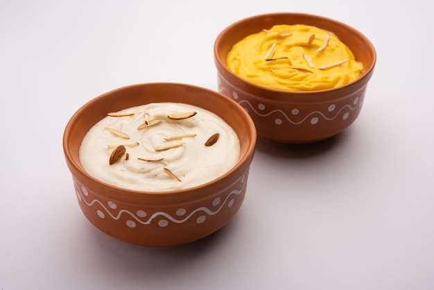 Shrikhand i Amrakhand to jogurt o smaku Alphonso lub Shrikhand, popularne indyjskie słodycze podawane z suszonymi owocami