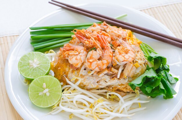 Zdjęcie shrimp pad thai stir-fried noodles (mały makaron ryżowy)