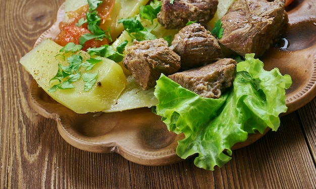 Shturyi fyidyi lyivza - danie osetyjskie z na wpół grzaną wołowiną i ziemniakami, kuchnia kaukaska.
