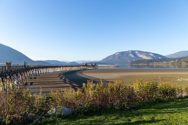 Zdjęcie shuswap lake, salmon arm wharf, kanada o zachodzie słońca