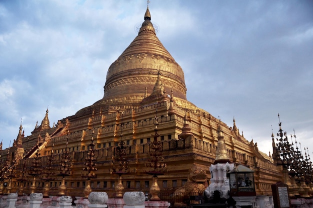 Shwezigon Pagoda Paya z birmańskiej świątyni dla Birmy i podróżnych zagranicznych wizyta z szacunkiem modląca się w mieście Nyaung U w Bagan lub pogańskim starożytnym dziedzictwie 2 czerwca 2015 r. w Mandalay Myanmar