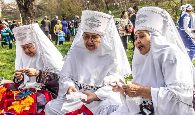 Zdjęcie shymkent kazachstan 16 maja 2018 święto na miejskim hipodromie na cześć początku świętego miesiąca ramadanu stare kobiety w białych strojach narodowych na podium