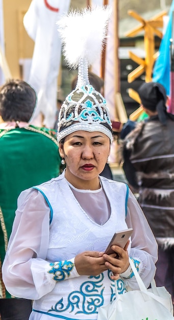 Shymkent Kazachstan Maja 16 2018 Święto na miejskim hipodromie na cześć początku świętego miesiąca Ramadanu Dziewczyny w kostiumach narodowych na festiwalu