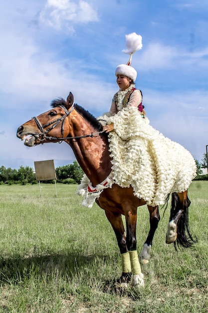 Shymkent Kazachstan Maja 16 2018 Święto na miejskim hipodromie na cześć początku Świętego miesiąca Ramadanu Dziewczyny w narodowych kostiumach na koniu