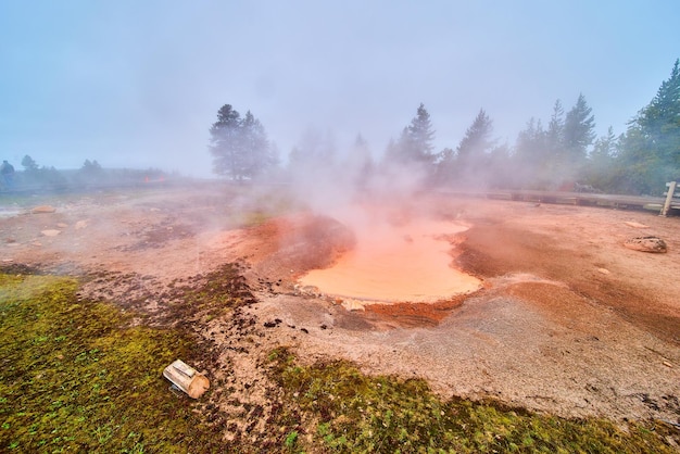 Siarczana para nad błotnistym źródłem w Yellowstone