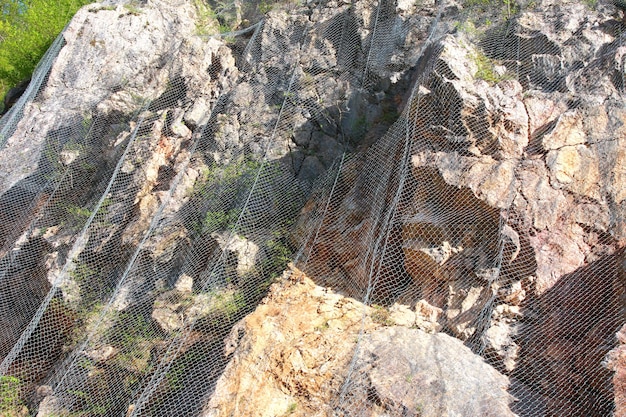 Siatka bezpieczeństwa nad drogą