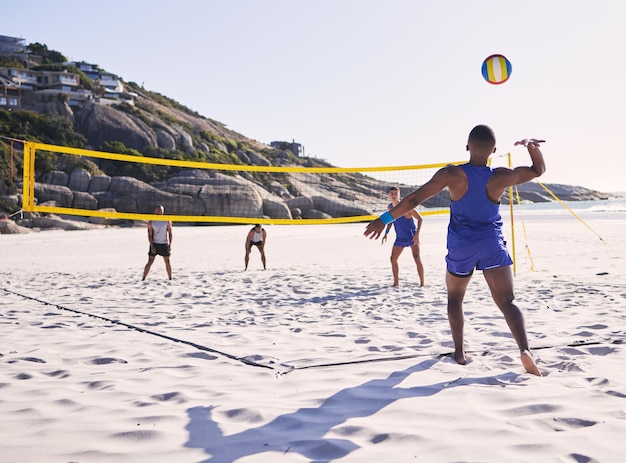 Siatkówka plażowa i mężczyzna służą w drużynie z rywalizacją w oceanie ze sportem i fitnessem Letni ludzie na świeżym powietrzu i trenujący grają w gry zdrowotne i ćwiczenia na łonie natury