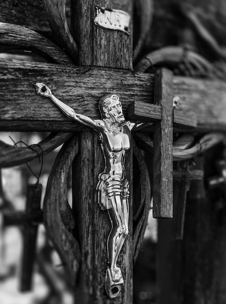 Siauliai, Litwa - 22 lipca 2018: Ukrzyżowanie Chrisa na Górze Krzyży. Góra Krzyży to wyjątkowy zabytek historii i religijnej sztuki ludowej