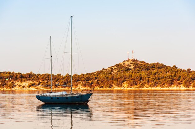 Sibenik Chorwacja mały statek morski zacumowany u wybrzeży