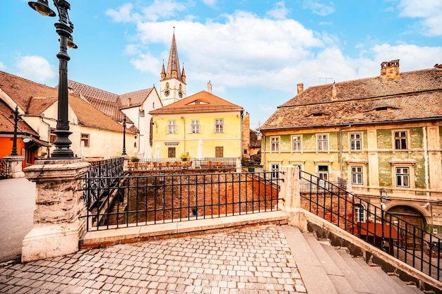 Sibiu Rumunia Duży Plac Piata Mare z ratuszem i pałacem Brukenthal w Transylwanii