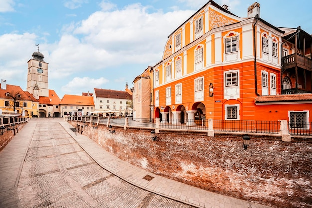 Sibiu Rumunia Duży Plac Piata Mare Z Ratuszem I Pałacem Brukenthal W Transylwanii