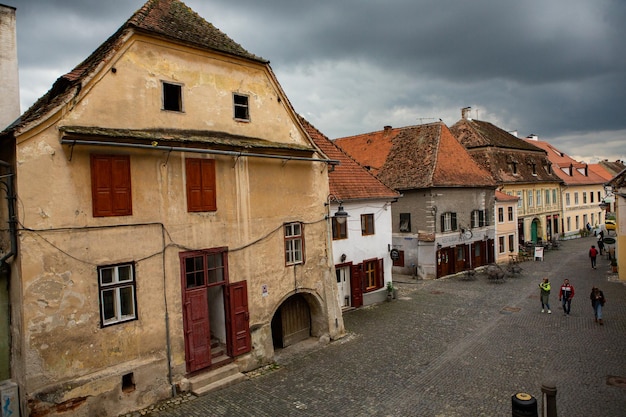 Sibiu Średniowieczna ulica z historycznymi budynkami w sercu Rumunii