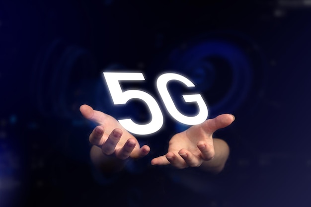 Sieć 5G. Koncepcja przyszłej przyszłości systemów bezprzewodowych, szybkiego mobilnego Internetu, globalnej technologii. Ręce z symbolem 5G. Zaplecze biznesowe