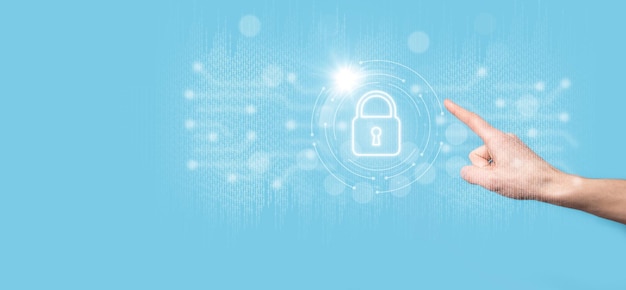 Zdjęcie sieć bezpieczeństwa cybernetycznego ikona kłódki i sieci technologii internetowej biznesmen ochrony danych osobowych na tablecie i interfejsie wirtualnym ochrona danych koncepcja prywatności rodo ue
