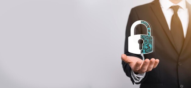 Sieć bezpieczeństwa cybernetycznego. Ikona kłódki i sieci technologii internetowych. Biznesmen ochrony danych osobowych, wirtualny interfejs. Pojęcie prywatności ochrony danych. RODO. UE.przestępczość cyfrowa
