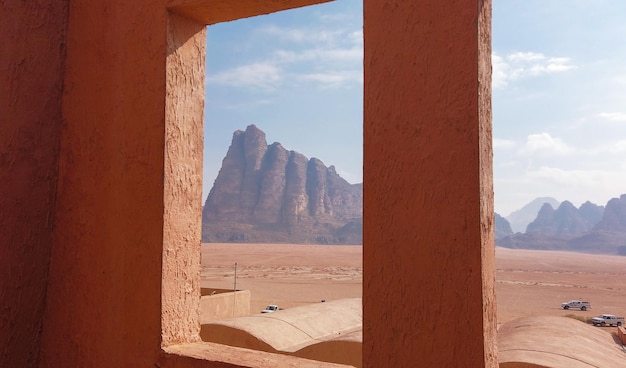 Siedem filarów mądrości widzianych z okna Piękna formacja skalna przy wejściu do Wadi Rum