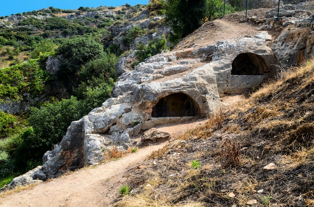 Siedmiu Śpiących w Efezie w Turcji. Legenda mówi, że siedmiu chrześcijan uciekło przed atakiem, nurkując w górskiej jaskini, gdzie zasnęli przez długi, długi czas.