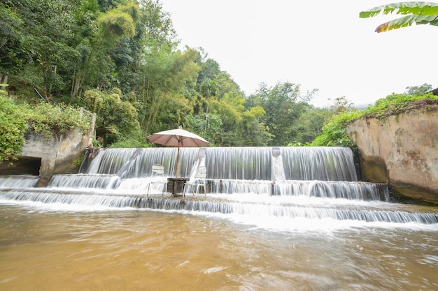 siedząc w wodospadzie, zrelaksuj się przy wodospadzie Mae Kampong w Chiang Mai w Tajlandii