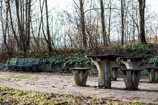 Zdjęcie siedzenia i stoły na chodniku w parku