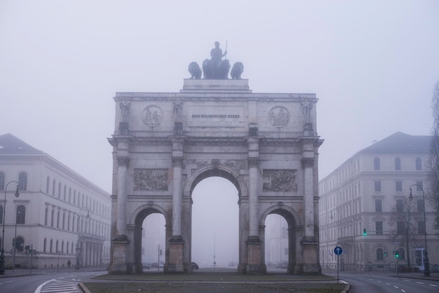 Siegestor w mieście w mglistą pogodę