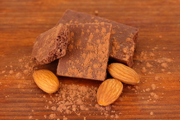 Siekająca czekolada z kakao na drewnianym tle Selekcyjna ostrość