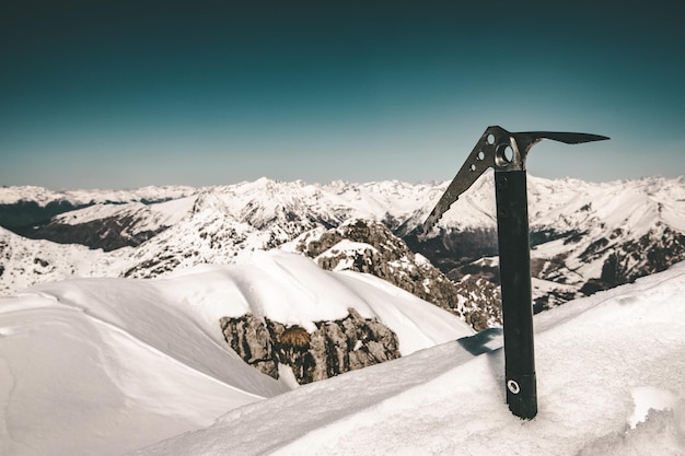 siekiera lodowa w śniegu we włoskich Alpach łańcuch górski koncepcje dotyczące stylu życia podróżniczego i chęci wędrówki