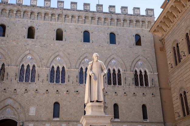 Siena, Włochy - 28 czerwca 2018: Zbliżenie marmurowej rzeźby di Sallustio Bandini, był włoskim archidiakonem, ekonomistą i politykiem.