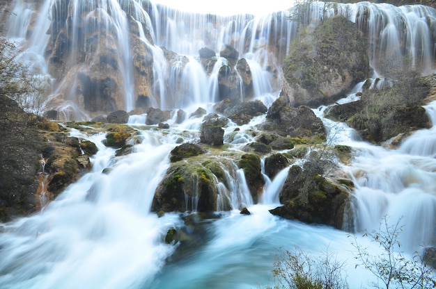 Siklawa w Jiuzhaigou parku narodowym, Chiny