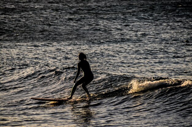 Silhouette Surfer przy zachodzie słońca na Teneryfie Wyspy Kanaryjskie Hiszpania