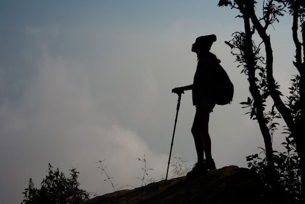 Silhouette Turystą Na Szczycie Góry.