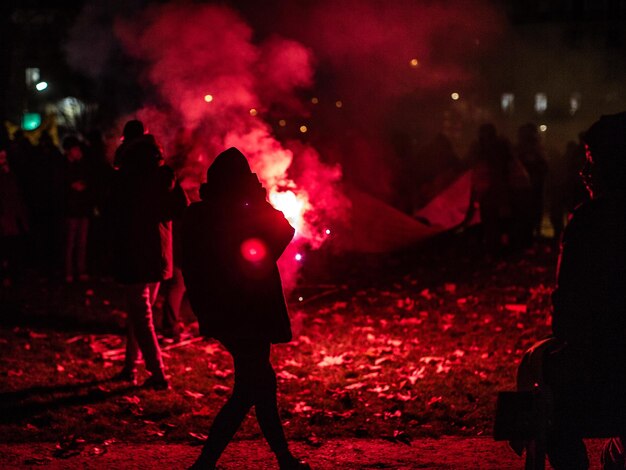 Zdjęcie silhueta ludzi protestujących na drodze w nocy