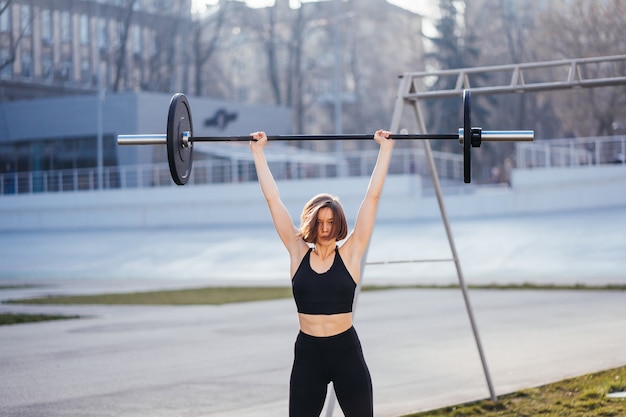 Silna Kobieta ćwiczenia Z Koncepcją Fitness Sport Sztanga