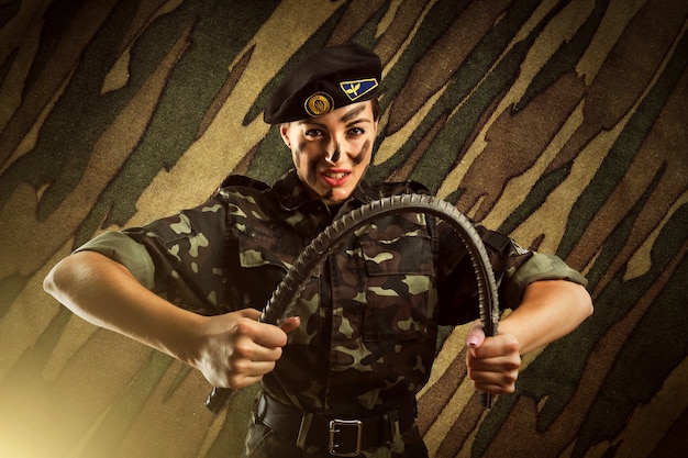 Silna Kobieta żołnierza Armii Napina żelazny Pręt