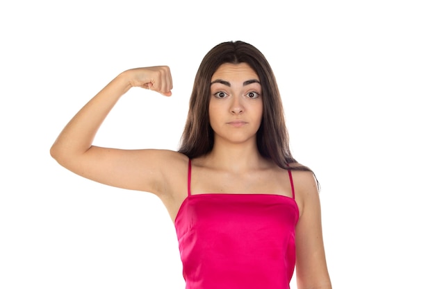 Silna, potężna brunetka z uniesionymi ramionami i pokazami bicepsów