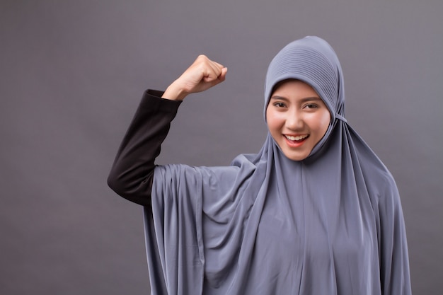 Silna, zwyciężająca, odnosząca sukcesy muzułmanka z hidżabem lub chustą na głowie