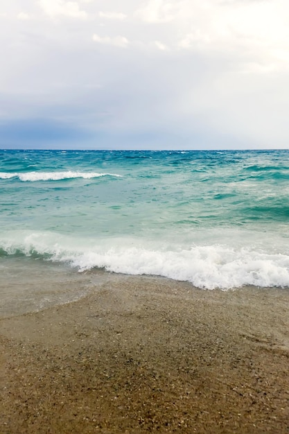 Silne fale upaść na plaży Piękny krajobraz.