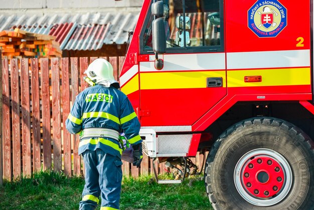 Zdjęcie silni i odważni strażacy na płonącym domu próbują ugasić otwarty ogień liptowski mikułasz